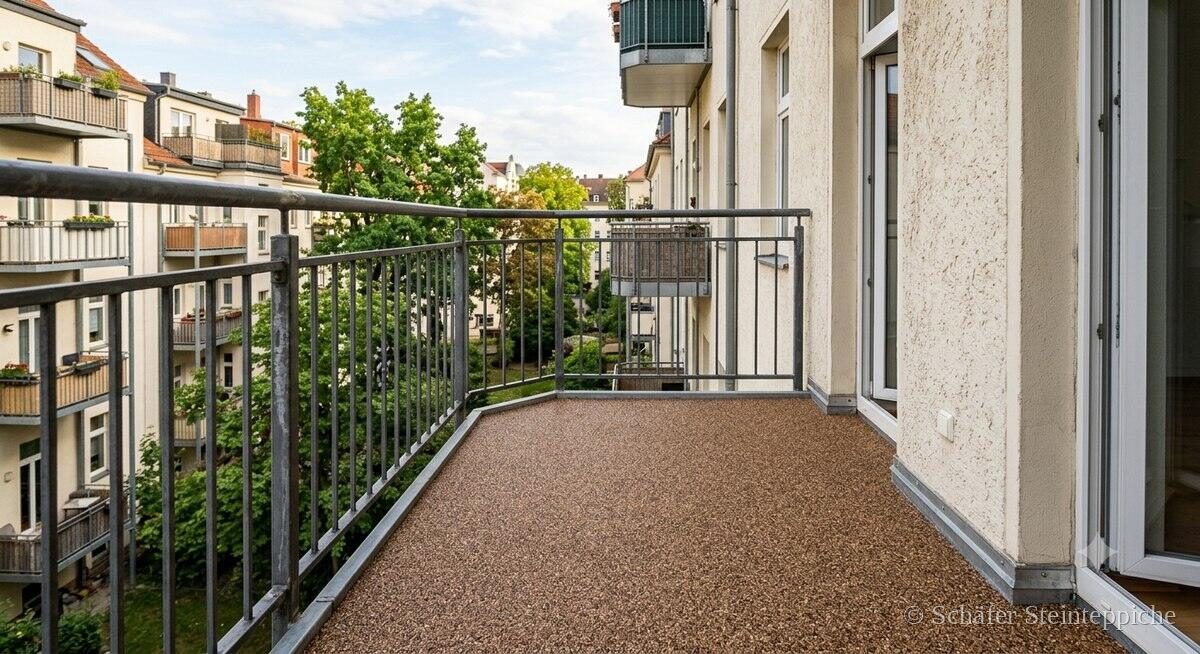 Balkon mit braunem Steinteppich