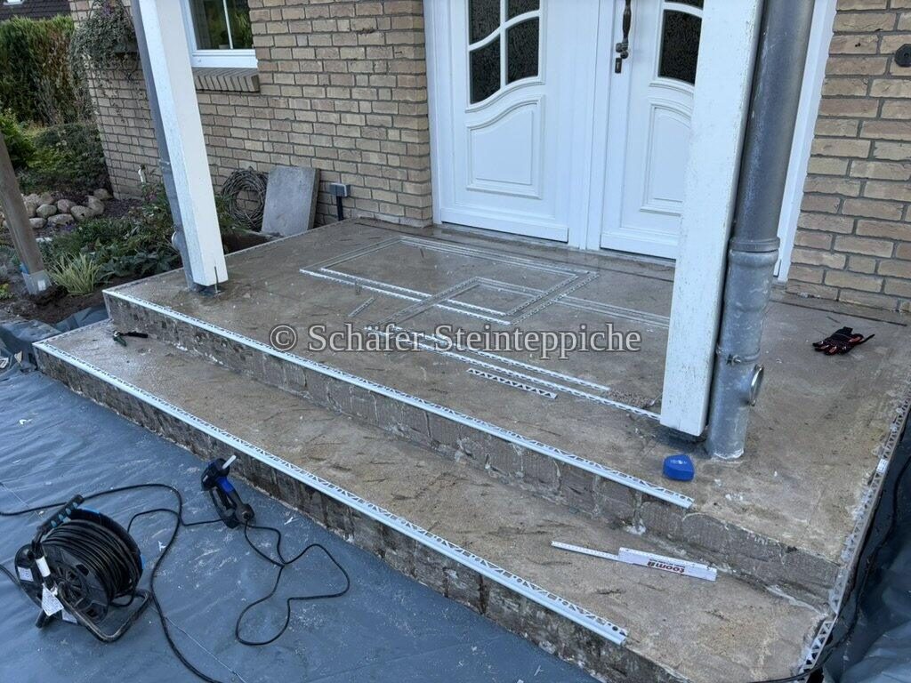 Terrasse vor der Verlegung mit gesetzten Aluminiumprofilen