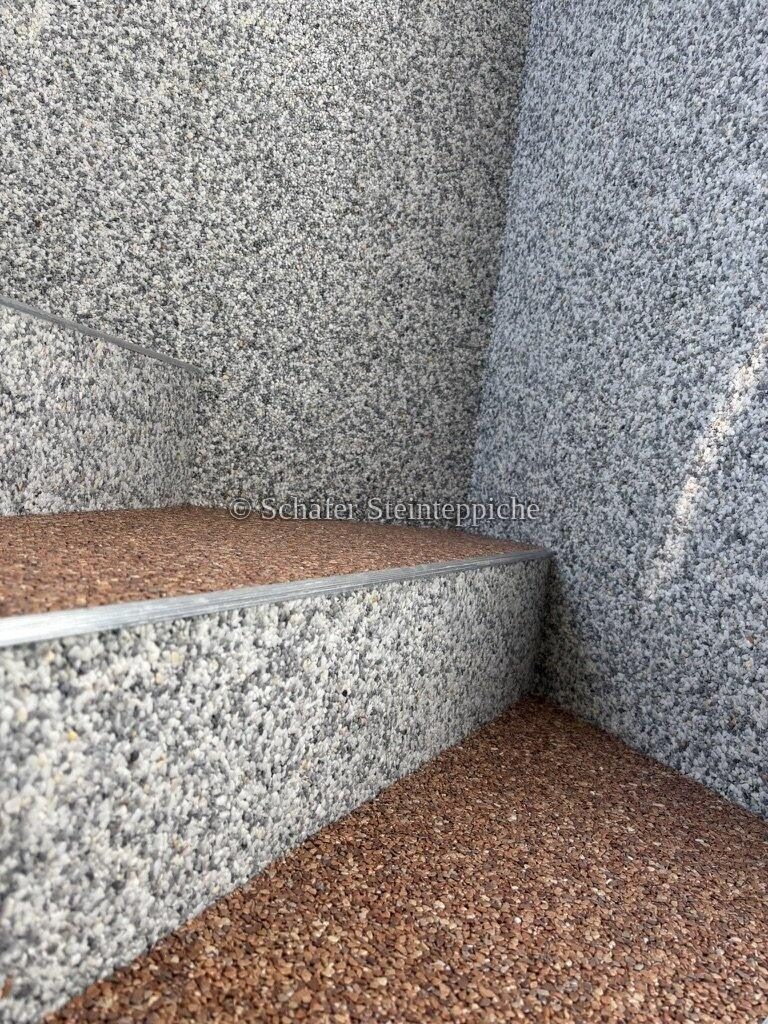 Eckdetail einer Treppenstufe mit Kupfer-Granit-Mischung