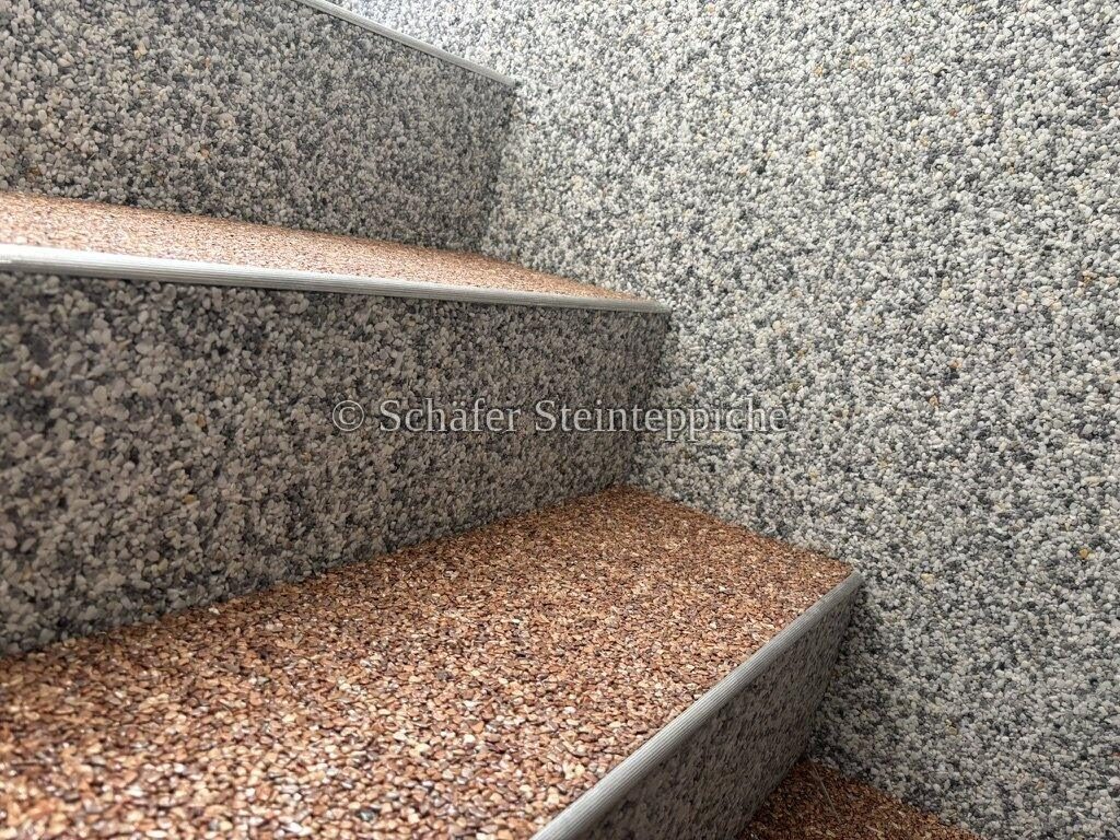 Treppenhaus mit grauem und kupferfarbenem Steinteppich