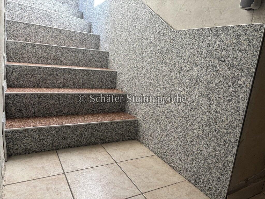 Steinteppich-Treppe von oben gesehen, mit Fliesenboden im Erdgeschoss