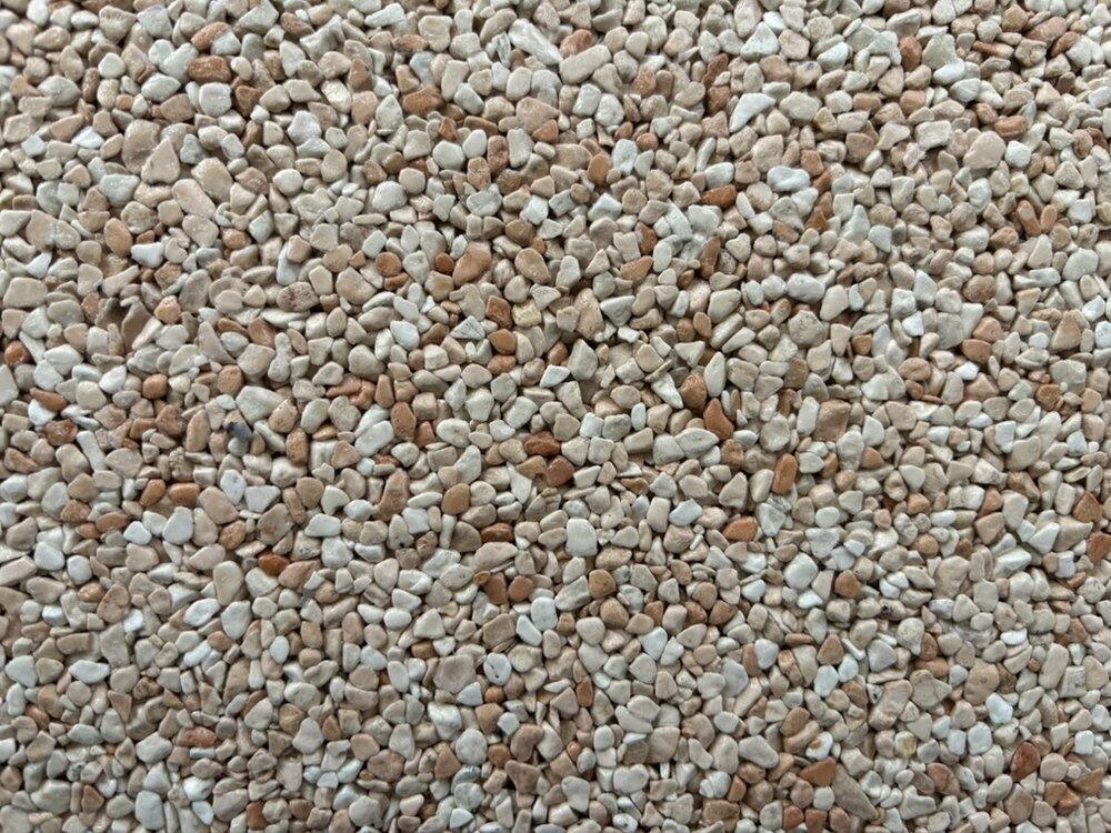 Sandbeige Natursteinmischung, Nahaufnahme